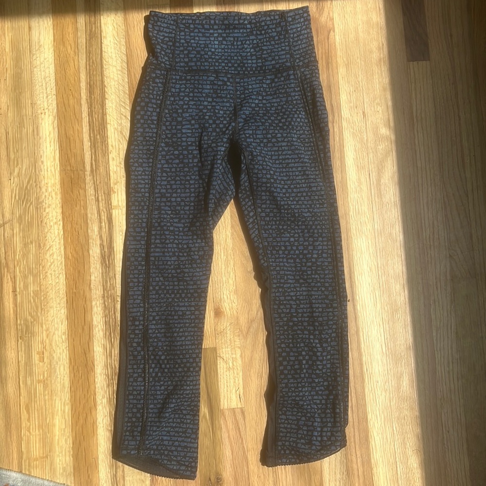 LULULEMON Capri Blue & Black Printed Leggings with Mesh Detailing